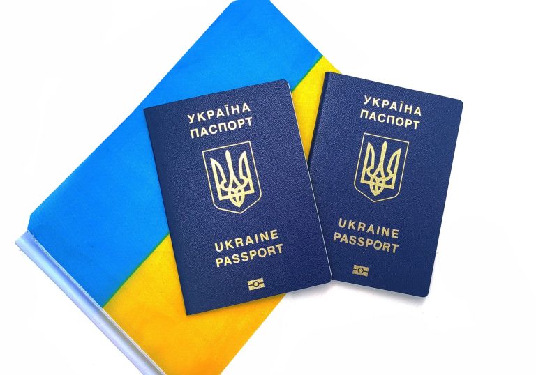 як вклеїти фото в паспорті у 45
